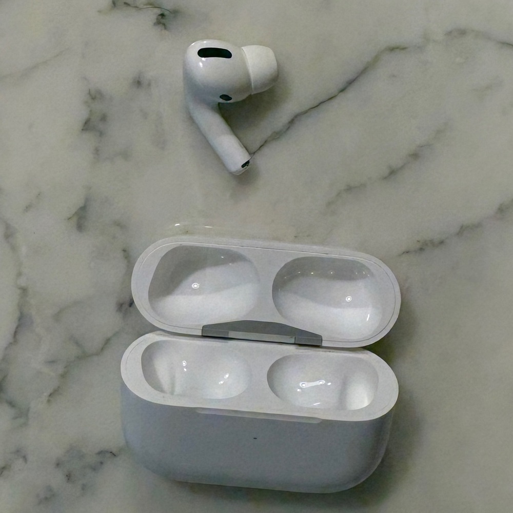 AirPod Pro 1st Gen Left Earbud Only (Case and accessories not Included)